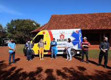 Prefeita Délia Razuk e lideranças locais durante a entrega da ambulância à comunidade indígena