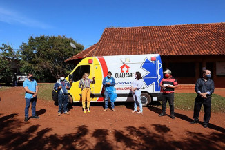 Prefeita Délia Razuk e lideranças locais durante a entrega da ambulância à comunidade indígena