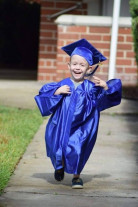 Irmãos que nasceram siameses se formam juntos na escola primária. Eles permanecem inseparáveis