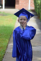 Irmãos que nasceram siameses se formam juntos na escola primária. Eles permanecem inseparáveis