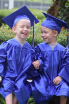 Irmãos que nasceram siameses se formam juntos na escola primária. Eles permanecem inseparáveis