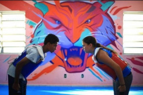 Ex-gari e analfabeta transforma a vida de 360 crianças pobres