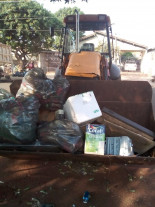 CCZ retira "montanha de lixo" e encontra focos  de Aedes aegypti e residência do Jardim Londrina