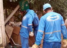 Agentes do CCZ atuando em ponto crítico, no Jardim Londrina, próximo ao centro de Dourados  Mais de 400 imóveis foram trabalhados pelas equipes de agentes durante mutirão no sábado