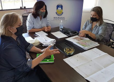 Prefeita Delia recebeu projeto das mãos das secretárias Adriana e Marise, de Planejamento e de Obras Públicas