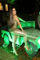 Anitta faz festa  'selvagem' em casa para comemorar os 24 anos