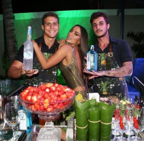 Anitta faz festa  'selvagem' em casa para comemorar os 24 anos