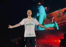 Justin Bieber usa camisa do Palmeiras em show