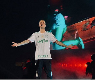 Justin Bieber usa camisa do Palmeiras em show