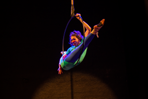 Espetáculos de circo feminista combatem tabus e estimulam reflexão