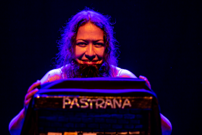 Espetáculos de circo feminista combatem tabus e estimulam reflexão