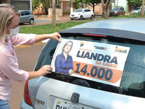 Liandra da Saúde cumprimentou eleitores durante adesivaço na manhã deste sábado em Dourados