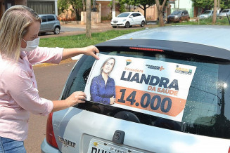 Liandra da Saúde cumprimentou eleitores durante adesivaço na manhã deste sábado em Dourados