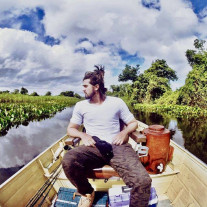 Mascarado; Cantor sertanejo pesca no pantanal (saiba quem)