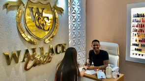 Homem ignora preconceito, torna-se 'manicure' e atende mais de mil mulheres