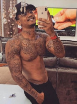 Homem ignora preconceito, torna-se 'manicure' e atende mais de mil mulheres