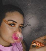 Jovem usa maquiagem para divulgar animais do Brasil e do mundo