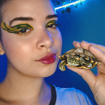 Jovem usa maquiagem para divulgar animais do Brasil e do mundo