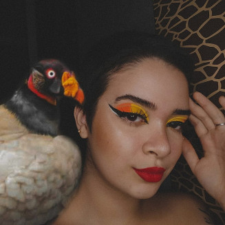 Urubu-rei, a espécie de urubu mais colorida do Brasil, foi homenageada com a maquiagem da estudante de biologia