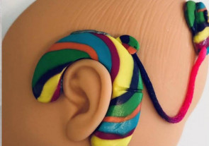 Mãe cria bonecos inclusivos pra ajudar crianças com deficiência