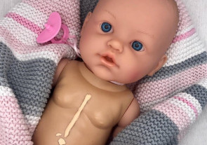 Mãe cria bonecos inclusivos pra ajudar crianças com deficiência