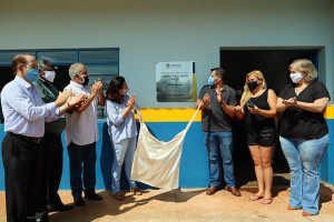 A prefeita Délia Razuk e o empresário José Roberto descerram placa de inauguração do Centro Social Cenira Pagliarini Pinto