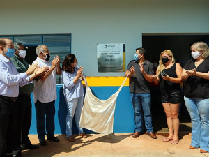 A prefeita Délia Razuk e o empresário José Roberto descerram placa de inauguração do Centro Social Cenira Pagliarini Pinto
