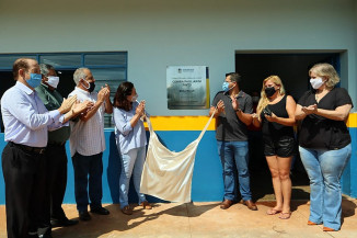 A prefeita Délia Razuk e o empresário José Roberto descerram placa de inauguração do Centro Social Cenira Pagliarini Pinto