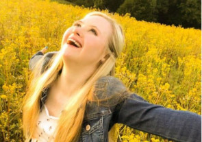 Jovem com Down se torna rosto de marca de cosméticos após bullying