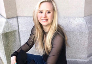 Jovem com Down se torna rosto de marca de cosméticos após bullying