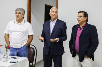 Lucio Damália (centro) durante passagem do cargo para o presidente Ângelo Ximenes (à direita) e seu vice Gino Ferreira (à esquerda)