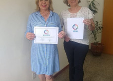Secretária Fátima Alencar e a diretora Shirley Zarpelon com o certificado e o selo Migracidades
