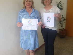 Secretária Fátima Alencar e a diretora Shirley Zarpelon com o certificado e o selo Migracidades