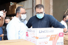 Prefeito Alan Guedes e o secretário de Estado de Saúde, Geraldo Rezende, durante entrega dos insumos nesta quinta-feira
