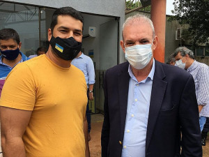 Vereador Daniel Junior e secretário de Estado de Saúde, Geraldo Resende durante ato da primeira vacina em Dourados