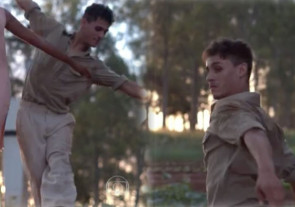 Ele enfrentou a pobreza e o preconceito para fazer o que ama: dançar balé!