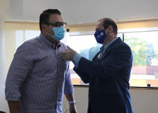 Prefeito recebeu do governador do Rotary o pin e a gravata do ano