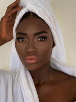 Rebeca, a modelo descoberta na fila da cesta básica impressiona