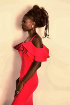 Rebeca, a modelo descoberta na fila da cesta básica impressiona