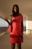 Rebeca, a modelo descoberta na fila da cesta básica impressiona