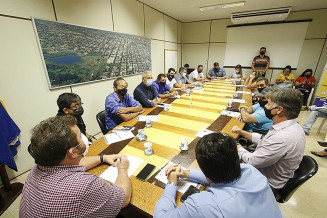 Elias Ishy durante reunião pré-pauta entre os vereadores e o reitor eleito pela comunidade acadêmica da UFGD, professor Etiene Biasotto