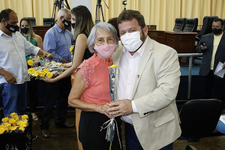 Presidente do Legislativo Laudir Munaretto entregou rosas as mulheres; Na foto ao lado da servidora Hebe de Oliveira, servidora mais antiga da Casa