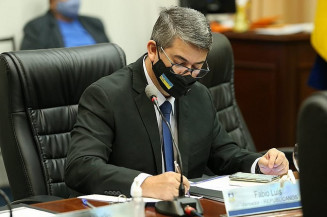 Projeto de Lei visa igualar o efeito financeiro de decretos excessivos entre autoridades públicas e população.