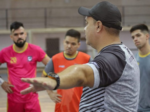 Enquanto a Liga Nacional de Futsal não começa, técnico Lucas Chioro segue preparando a equipe para temporada