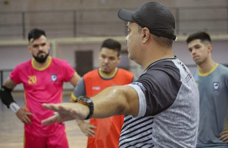 Enquanto a Liga Nacional de Futsal não começa, técnico Lucas Chioro segue preparando a equipe para temporada