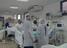 Ala Covid do Hospital da Vida, profissionais acompanham tratamento de casos da doença.