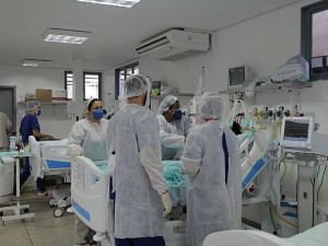 Ala Covid do Hospital da Vida, profissionais acompanham tratamento de casos da doença.