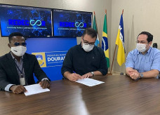 Jean Kenson Jolne, com o prefeito Alan Guedes e o secretário, Henrique Sartori