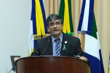 Vereador Juscelino Cabral durante pronunciamento na Câmara de Dourados