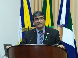 Vereador Juscelino Cabral durante pronunciamento na Câmara de Dourados
